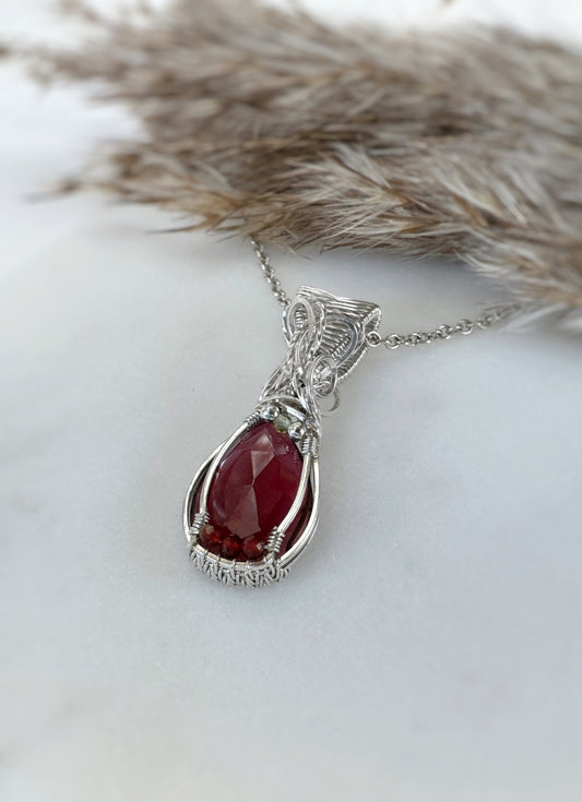 Small Faceted Garnet, Carnelian & Peridot Necklace in 0.925 Sterling Silver